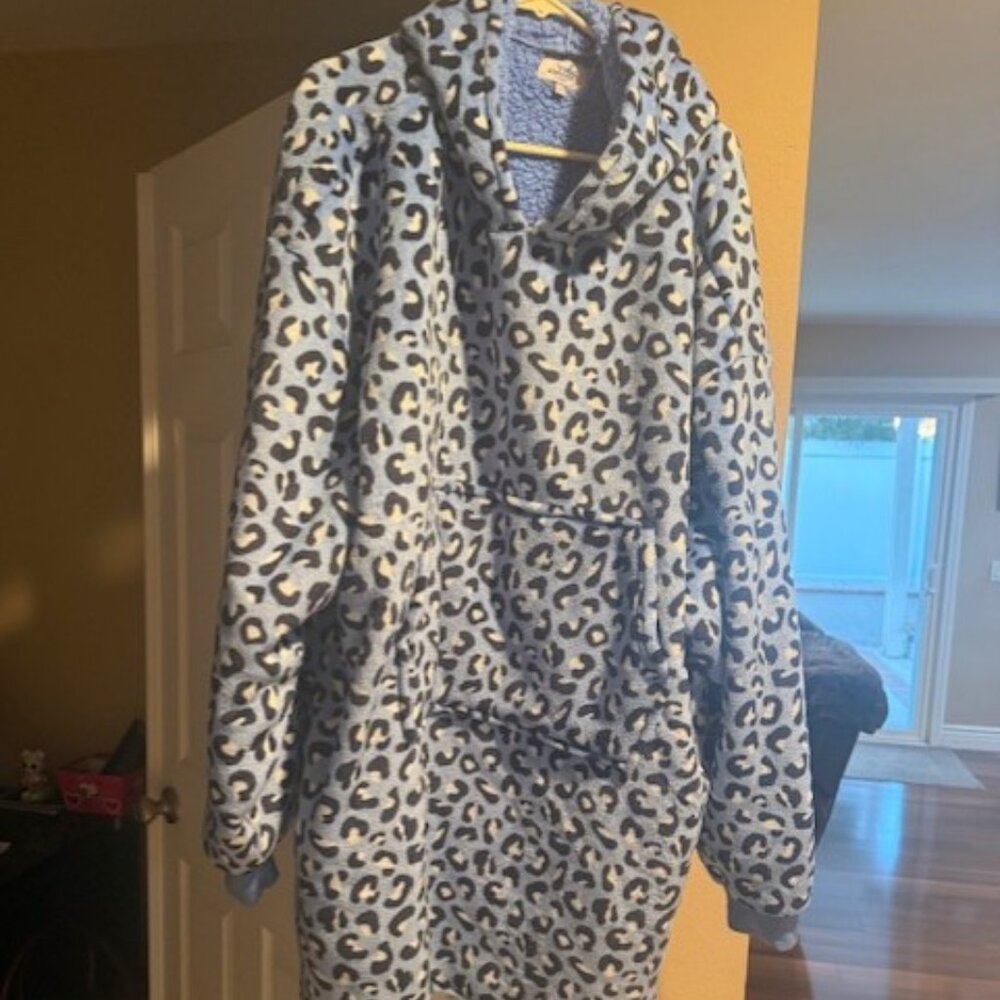 Ruby & Jewell Los Angeles Blue Leopard Print Snuggie L/XL  New without Tags